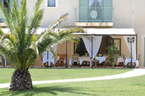 Hotel Restaurant Le Clos De Pradines Saint-Quentin-la-Poterie Exterior photo