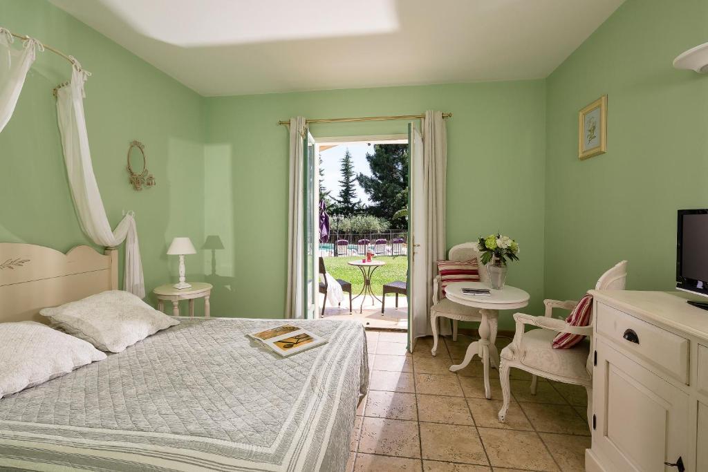 Hotel Restaurant Le Clos De Pradines Saint-Quentin-la-Poterie Exterior photo