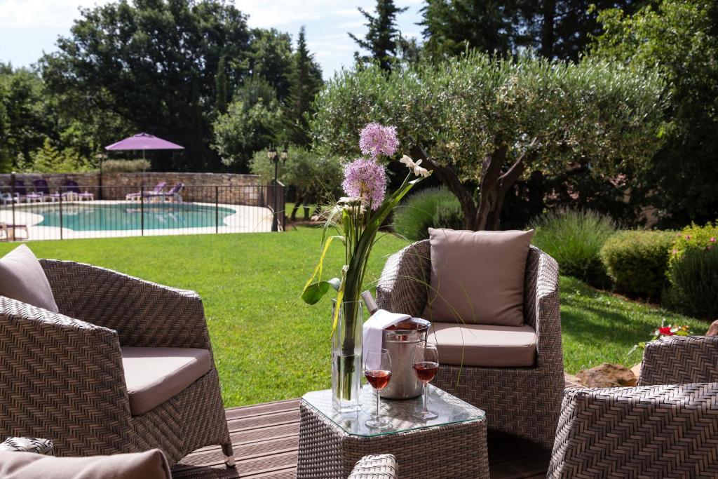 Hotel Restaurant Le Clos De Pradines Saint-Quentin-la-Poterie Exterior photo